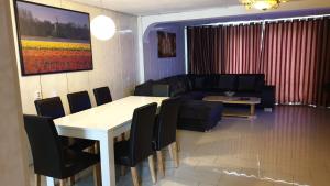 鹿特丹贝维瓦素登公寓的客厅配有沙发和桌椅