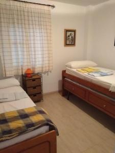 科尼尔-德拉弗龙特拉Apartamento La Rotonda C-116的一间卧室设有两张床和窗户。