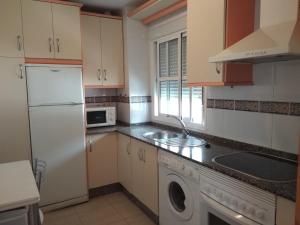 科尼尔-德拉弗龙特拉Apartamento La Rotonda C-116的厨房配有白色冰箱和洗碗机。
