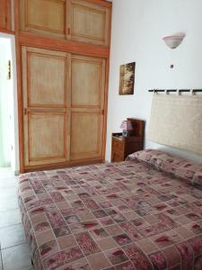 TeltiLu Lisandru的一间卧室配有一张床和一扇木门