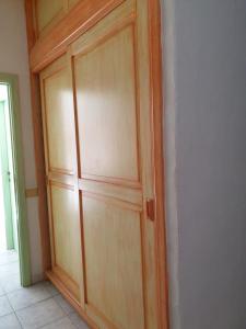 TeltiLu Lisandru的木柜,位于房间角落