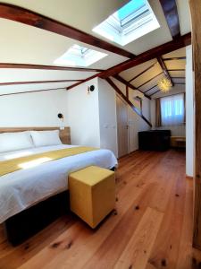 科佩尔Casa Isabella B&B的一间卧室设有一张大床和天窗。