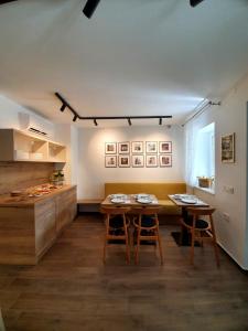 科佩尔Casa Isabella B&B的一个带2张桌子和柜台的厨房
