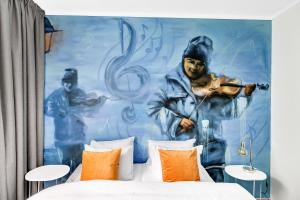 阿伦达尔Lille Hotell的卧室里放着一个演奏小提琴的人的壁画