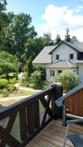 韦尔本Ferienwohnung im Spreewald in idyllischer Alleinlage的木甲板上设有长凳和房子