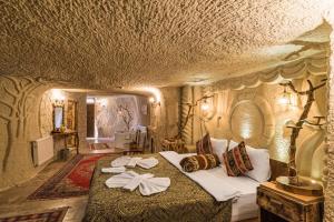 内夫谢希尔Cappadocia Ennar Cave Swimming Pool Hot & SPA的一间卧室,卧室内配有一张大床