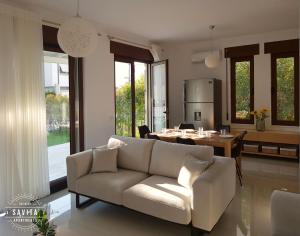 都拉斯Gjiri i Lalzit - Vila Savita - Perla Resort的客厅配有沙发和桌子