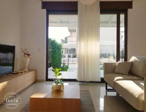 都拉斯Gjiri i Lalzit - Vila Savita - Perla Resort的带沙发和咖啡桌的客厅