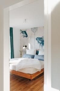 布雷根茨Rotes Haus Bregenz See Wohnung的一间卧室配有一张带蓝色和白色枕头的床