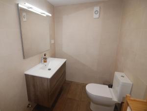 福恩吉罗拉don juan的一间带卫生间、水槽和镜子的浴室
