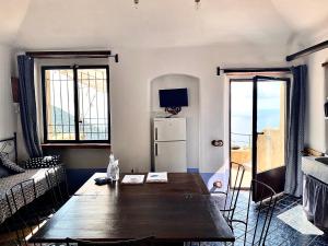 菲纳莱利古雷Casa vacanze A lea l'ua的客厅配有桌子和冰箱
