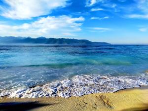 吉利特拉旺安特昂万安度假村的海滩,以海洋和山脉为背景