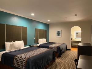 休斯顿Regency Inn & Suites- NW Houston的一间酒店客房,房间内设有两张床