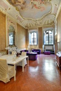 佛罗伦萨帕拉索多罗美德波卡住宅酒店的大房间设有天花板、桌子和椅子