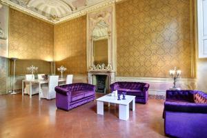佛罗伦萨帕拉索多罗美德波卡住宅酒店的客厅配有紫色家具和壁炉