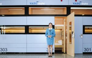 内排VATC2号航站楼胶囊旅馆的身着蓝色衣服的女人站在浴室里