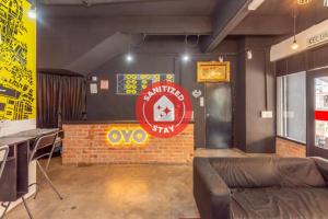 马六甲Super OYO 44032 Zzz Hotel的一间配有沙发的房间和墙上的标志