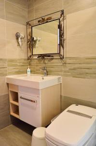 台东暖屋 的一间带水槽、卫生间和镜子的浴室