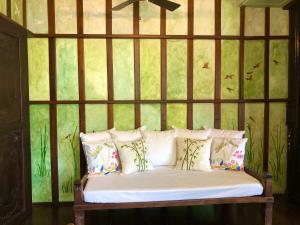 TaalPosada La Patriciana的绿墙客房内的长凳和枕头