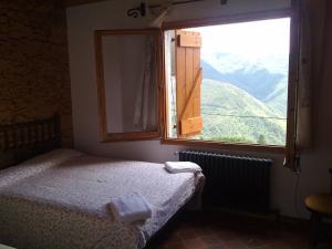 坎姆帕拉斯特拉尔塔酒店的一间卧室设有一张床和一个美景窗户。