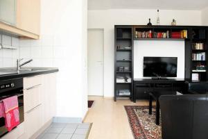 科隆City Apartments Cologne - Apartment 2的客厅设有厨房、电视和柜台。