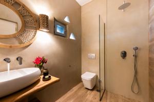 德里奥斯Villa Vanta的一间带水槽和淋浴的浴室