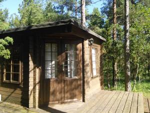 PaatsaluPaatsalu Camping的木头上的小小屋