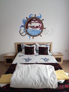 北马马亚-讷沃达里EL Capitano - Mamaia Nord的卧室配有一张床铺,墙上有顶篷