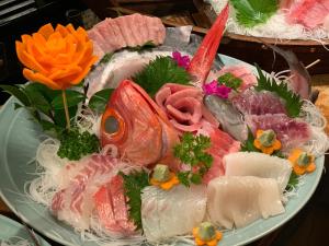 伊东横滨藤吉伊足藤日式旅馆的上面有鱼的盘子