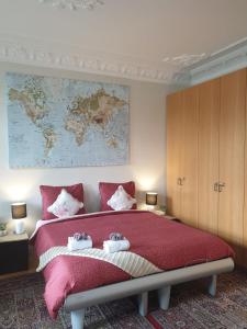阿纳姆 安东尼厄斯住宿加早餐酒店的卧室配有一张大床,墙上挂有地图