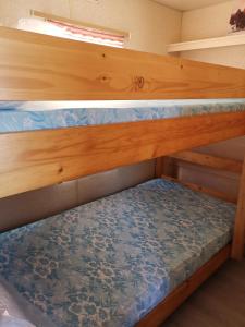 Néfiachmobilhome Catalan的一间卧室配有两张双层床。