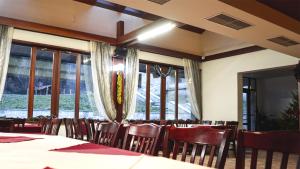 切佩拉雷博瑞卡酒店的用餐室设有桌椅和窗户。