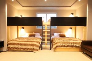 札幌Uchi Living Stay AOZORA的一间卧室配有两张双层床。
