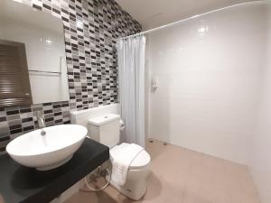 乌隆他尼Zleep D Hotel的白色的浴室设有水槽和卫生间。