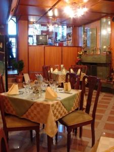 索非亚达林酒店的餐厅内带桌椅的用餐室