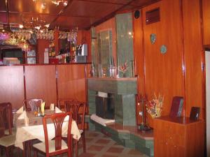 索非亚达林酒店的一间带壁炉和桌椅的餐厅