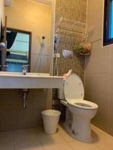头城WAVE 青年旅店 背包客栈的一间带卫生间、水槽和镜子的浴室