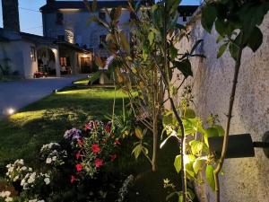罗波里卡Rooms & Apartment STELIO的花卉围墙旁的花园