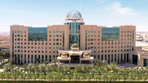 利雅德Fairmont Riyadh的享有带圆顶的大型建筑的景致