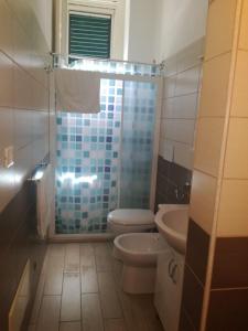 加利波利Casa Ombry Gallipoli的浴室配有卫生间、淋浴和盥洗盆。