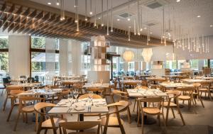 罗维尼Eden Hotel by Maistra Collection的用餐室配有桌椅和吊灯。