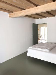林茨Gemütliche Wohnung im Herzen von Linz的一间卧室设有一张床和木制天花板