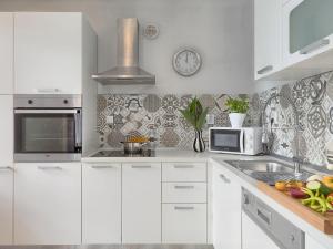 罗波里卡Holiday Home Neja by Interhome的白色的厨房配有水槽和微波炉