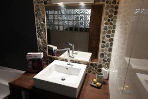 卡西斯Les Platanes的浴室设有白色水槽和镜子