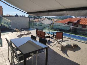 波多诺伏Residencial Parque los Laureles的屋顶上带桌椅的天井