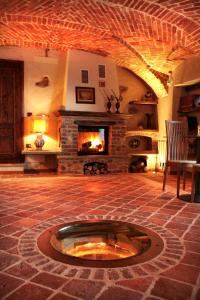 Trinità合若莫德勒里佩熟乡村民宿的带壁炉的客厅和石材地板。