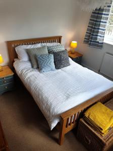 North ThoresbyOld Telephone Exchange的一间卧室配有一张带2个床头柜的大床