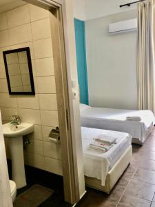 塞萨洛尼基卡斯托瑞亚酒店的酒店客房设有两张床和盥洗盆