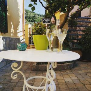 莱万托Casello68的一张带两杯酒杯的白色桌子
