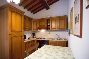 科尔托纳La Renaia的一个带木制橱柜和桌子的小厨房